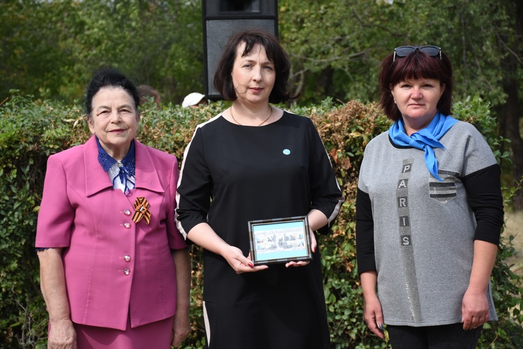 CB_D-825FQc.jpg CB_D-825FQc.jpg